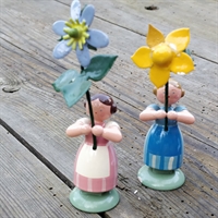 bemalede træ dame figurer lyseblå og lyserød kjole blå og gul blomst i hånd gamle Straco træfigurer tyske